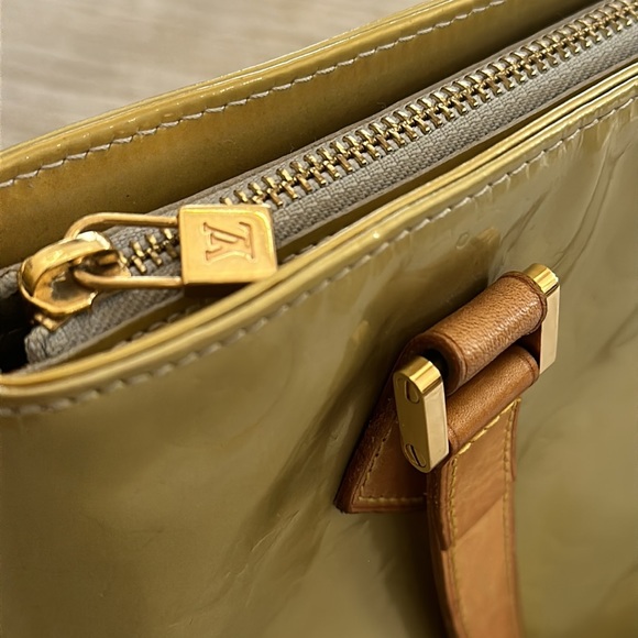 Louis Vuitton Monogram Vernis Houston Shoulder Bag - Picture 7 of 15